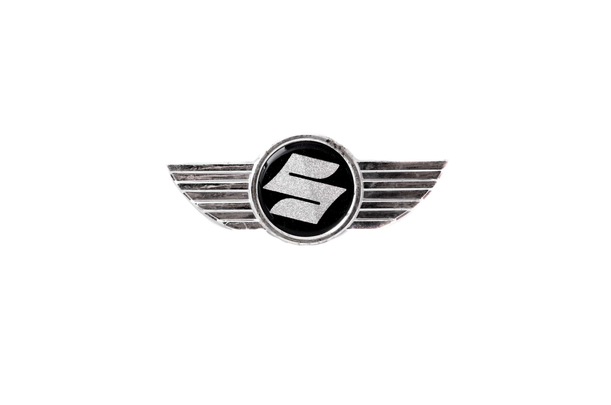 Наклейка шильдик SUZUKI (9.5х4см, хром) (#4885A)
