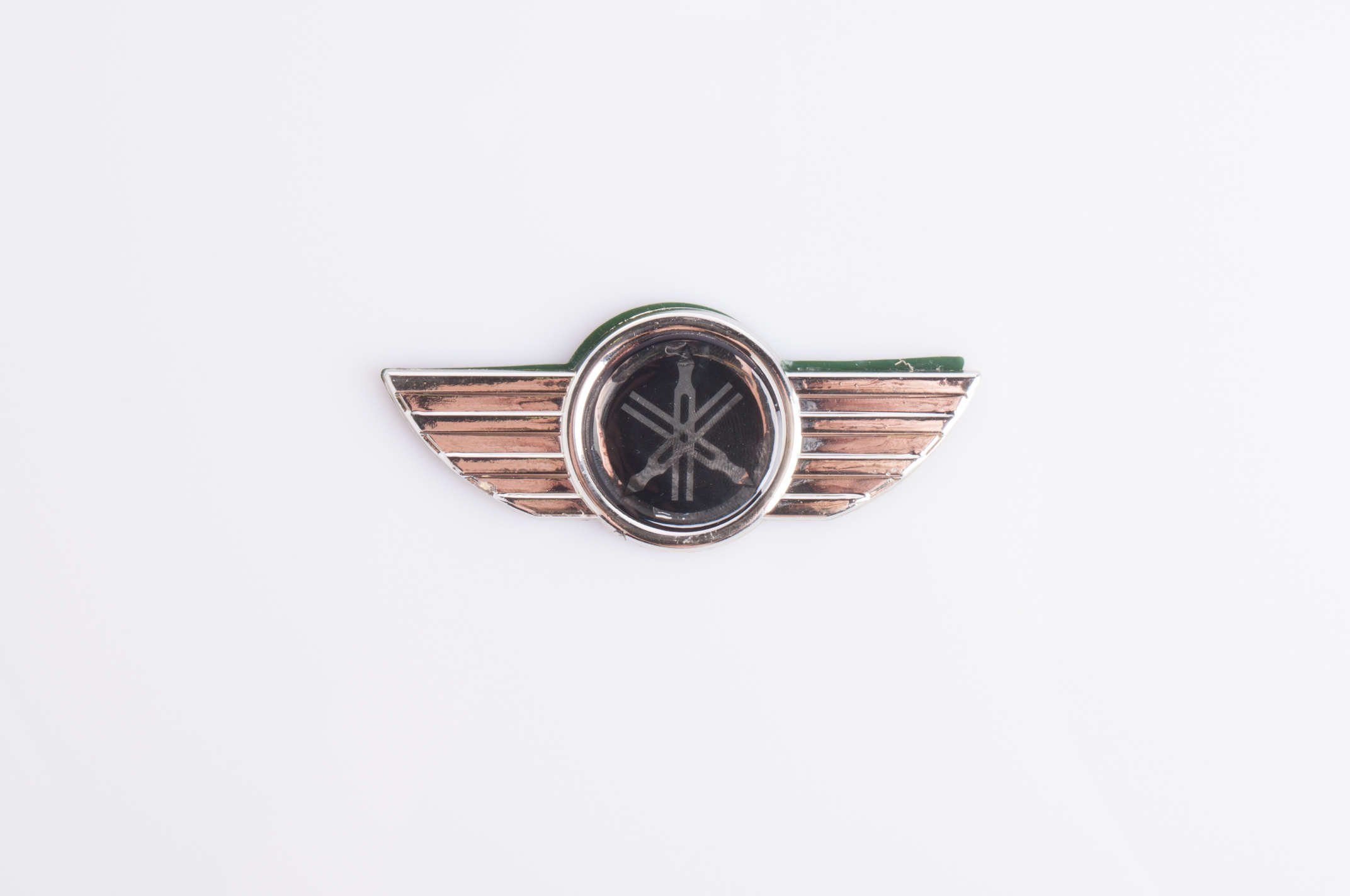 Наклейка шильдик YAMAHA (9.5х4см, хром, красный) (#4885)