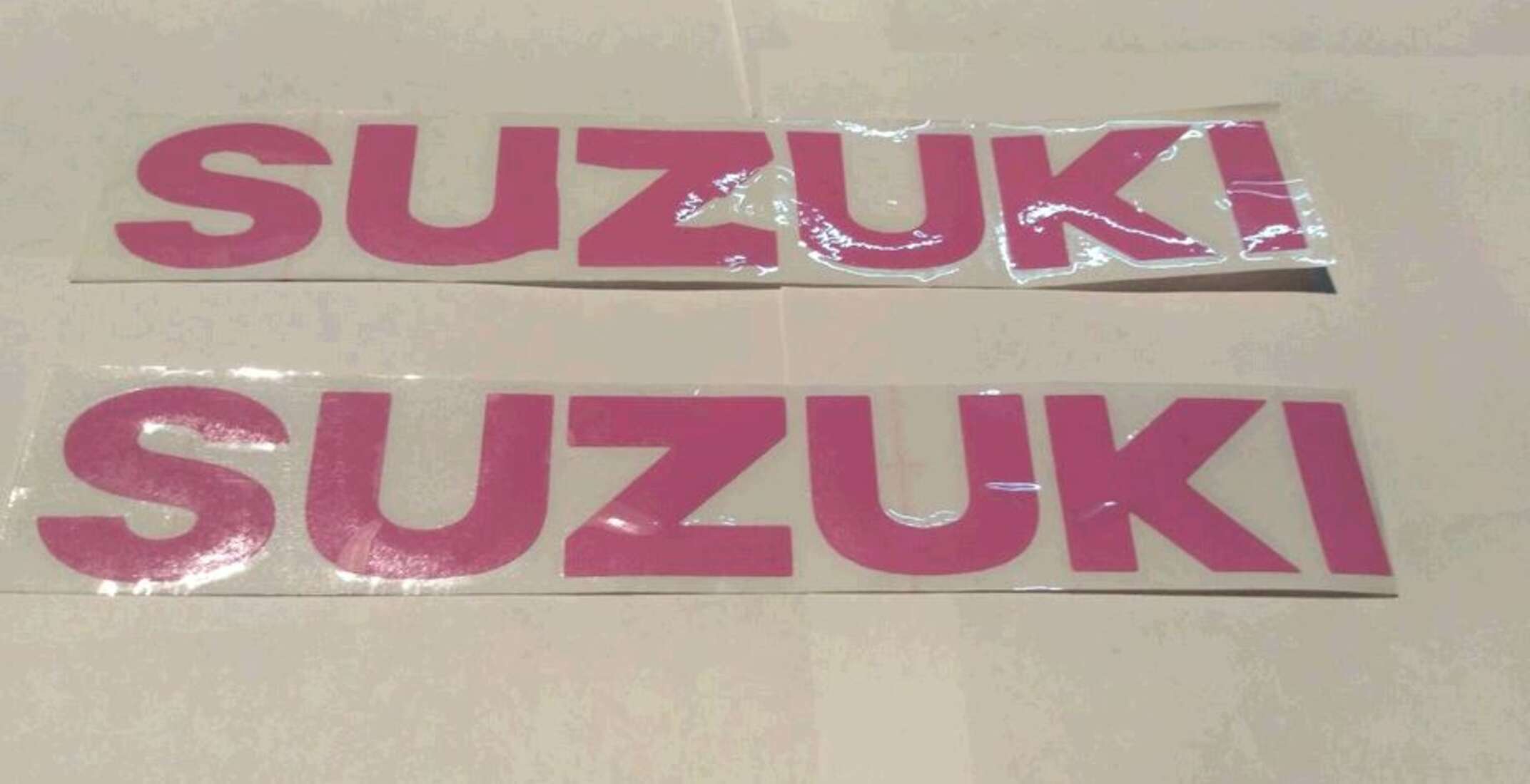 Наклейка буквы SUZUKI (19х3см, 2шт, сиреневые)