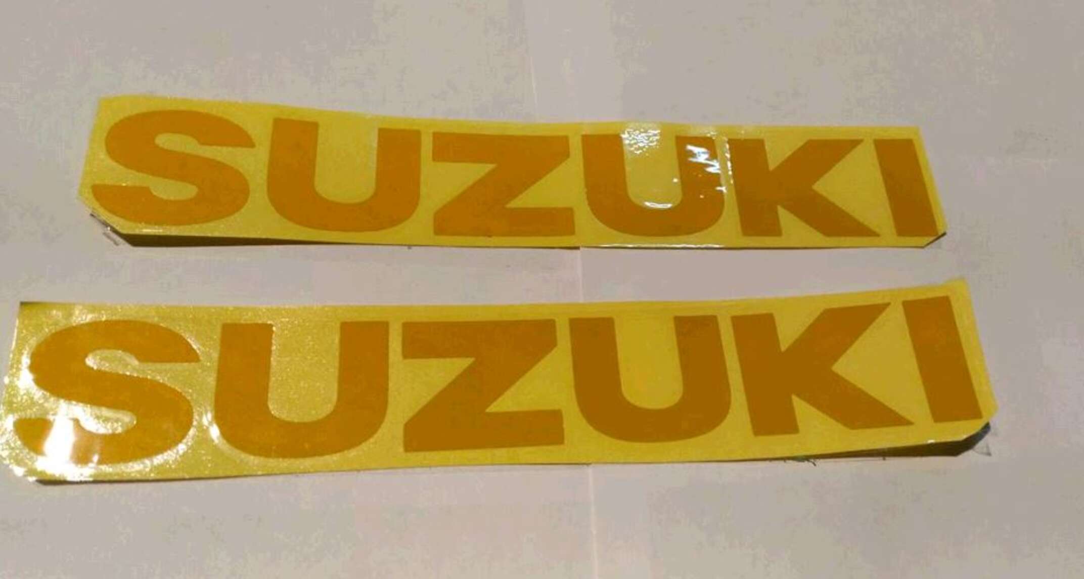 Наклейка буквы SUZUKI (23х4см, 2шт, золотой)