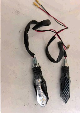Поворот светодиодный, большой кристалл (8 LED, черный, карбон, белое стекло) JS