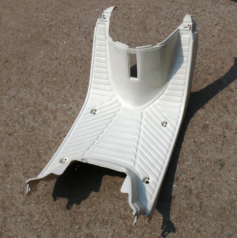 Пластик Yamaha JOG 2JA нижний (пол) (белый) VDK