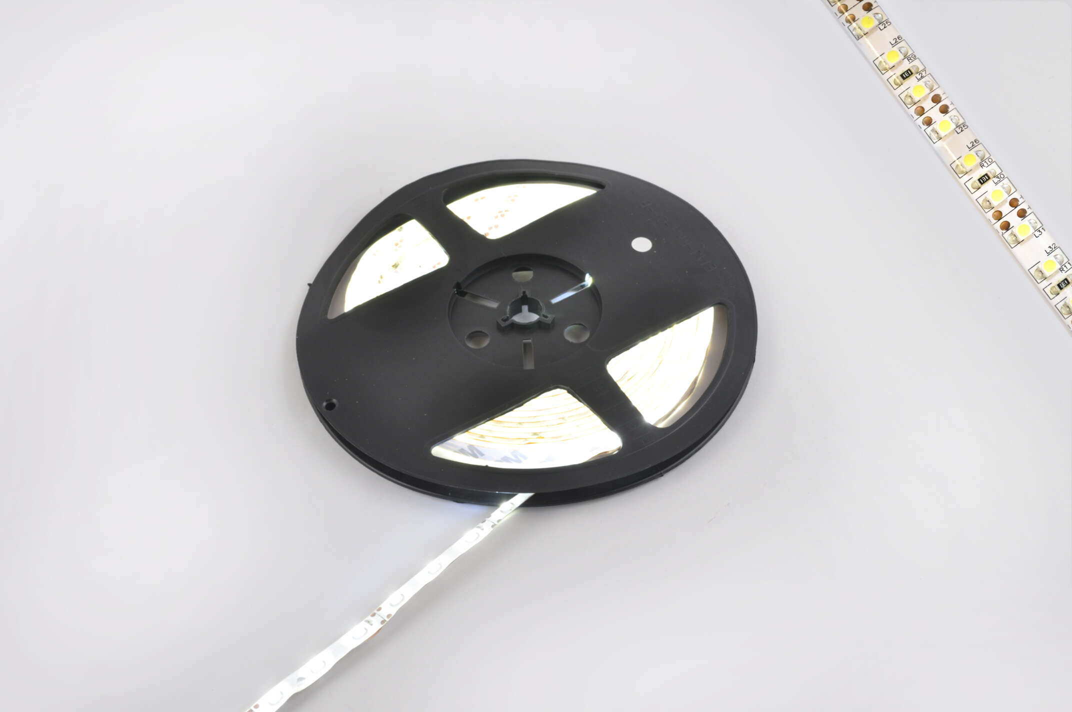 Лента светодиодная SMD 3528 (белая, влагостойкая, 60 крист/1м, бухта 5м)