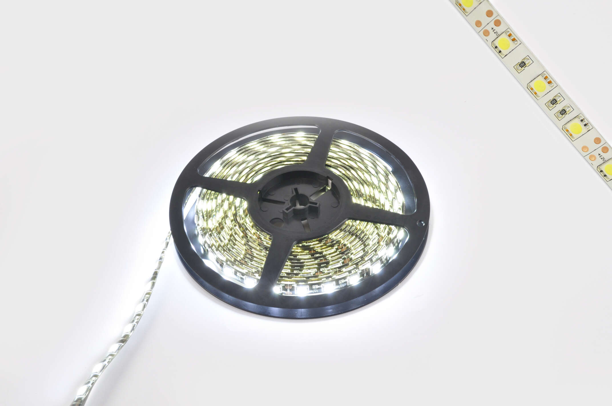Лента светодиодная SMD 5050 (белая, влагостойкая, 60 крист/1м, бухта 5м)