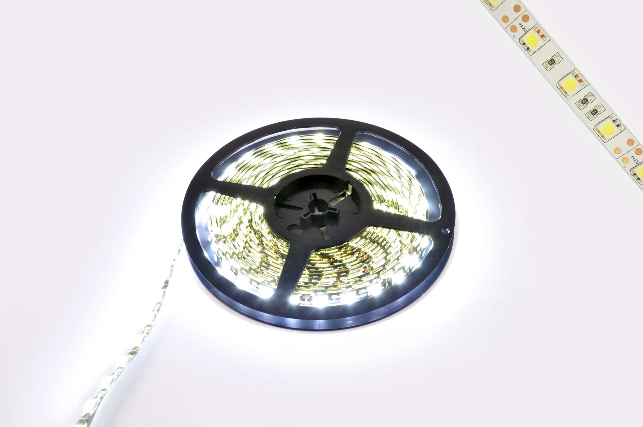 Лента светодиодная SMD 5050 (белая, влагостойкая, 30 крист/1м, бухта 5м)