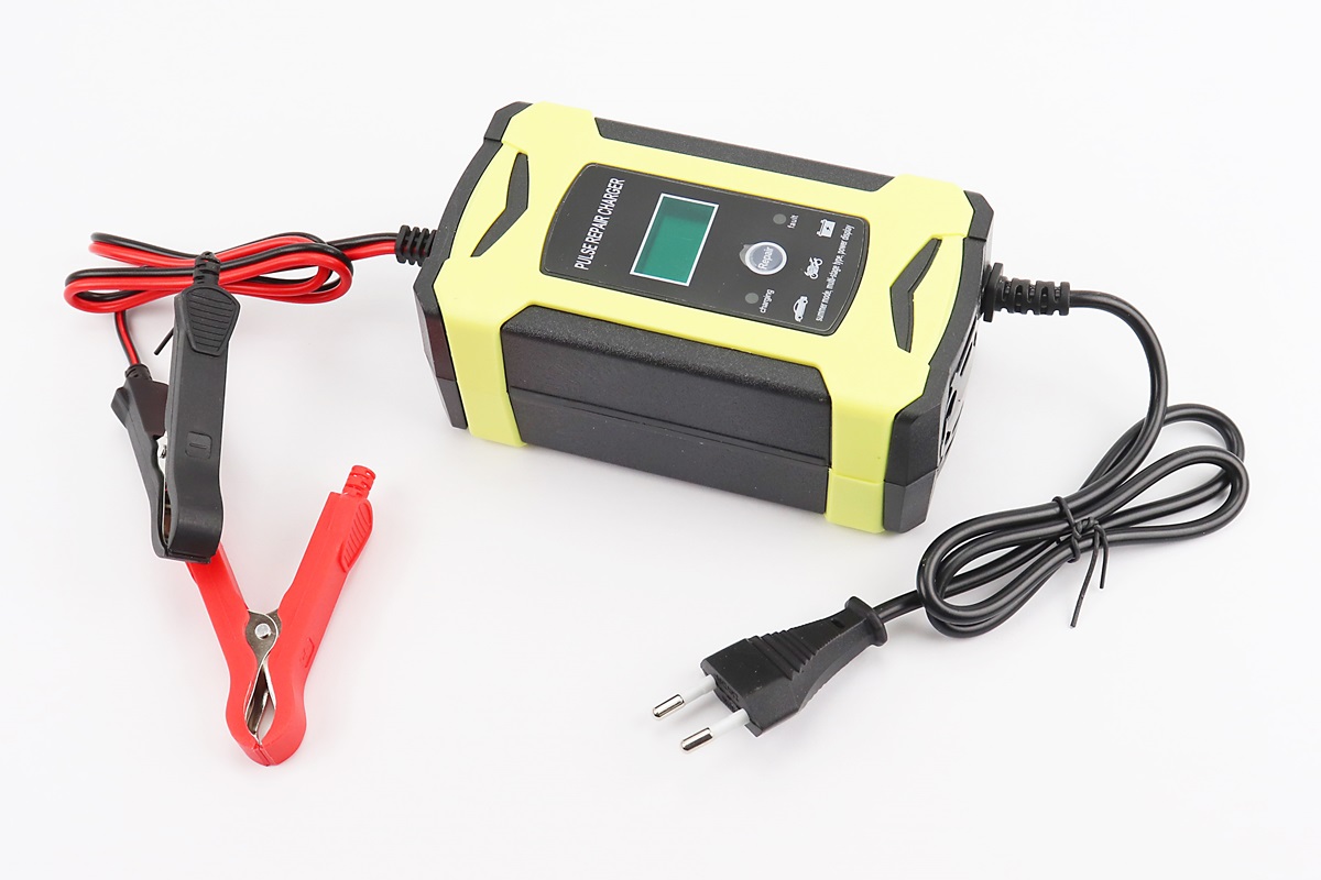 Зарядное устройство универсальное импульсное CCB-01 12V 6A KS
