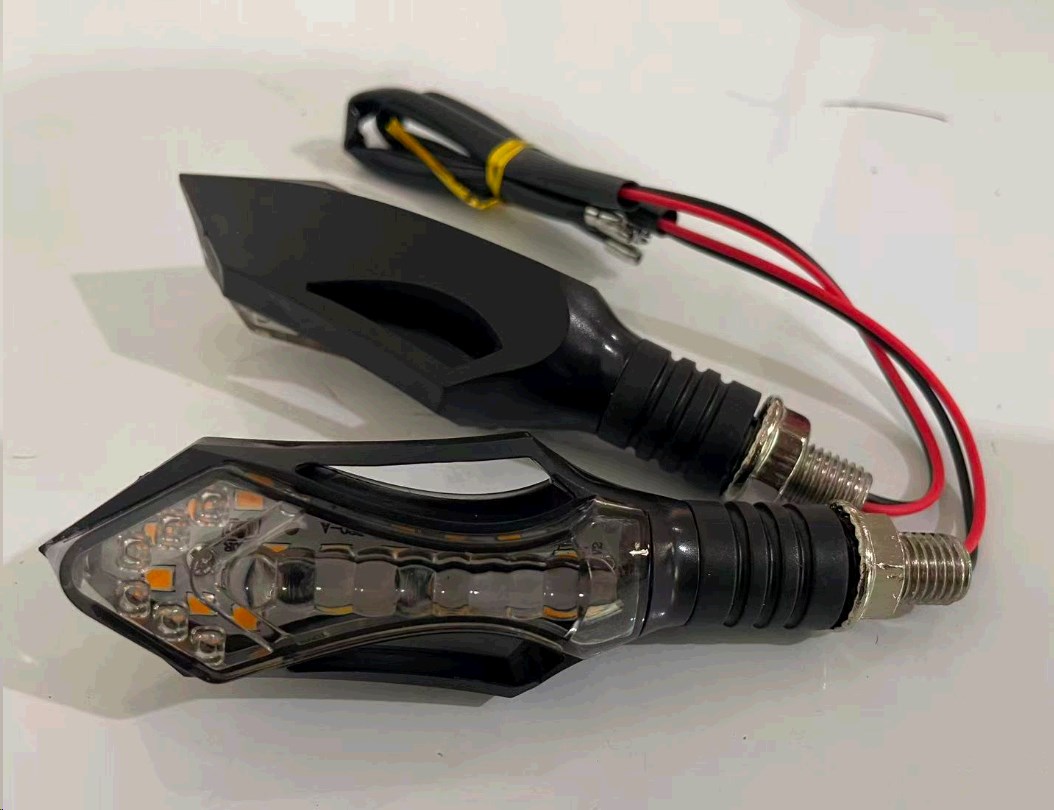 Поворот диодный LED СТРЕЛА с отверстием ЧЕРНЫЙ, 2шт