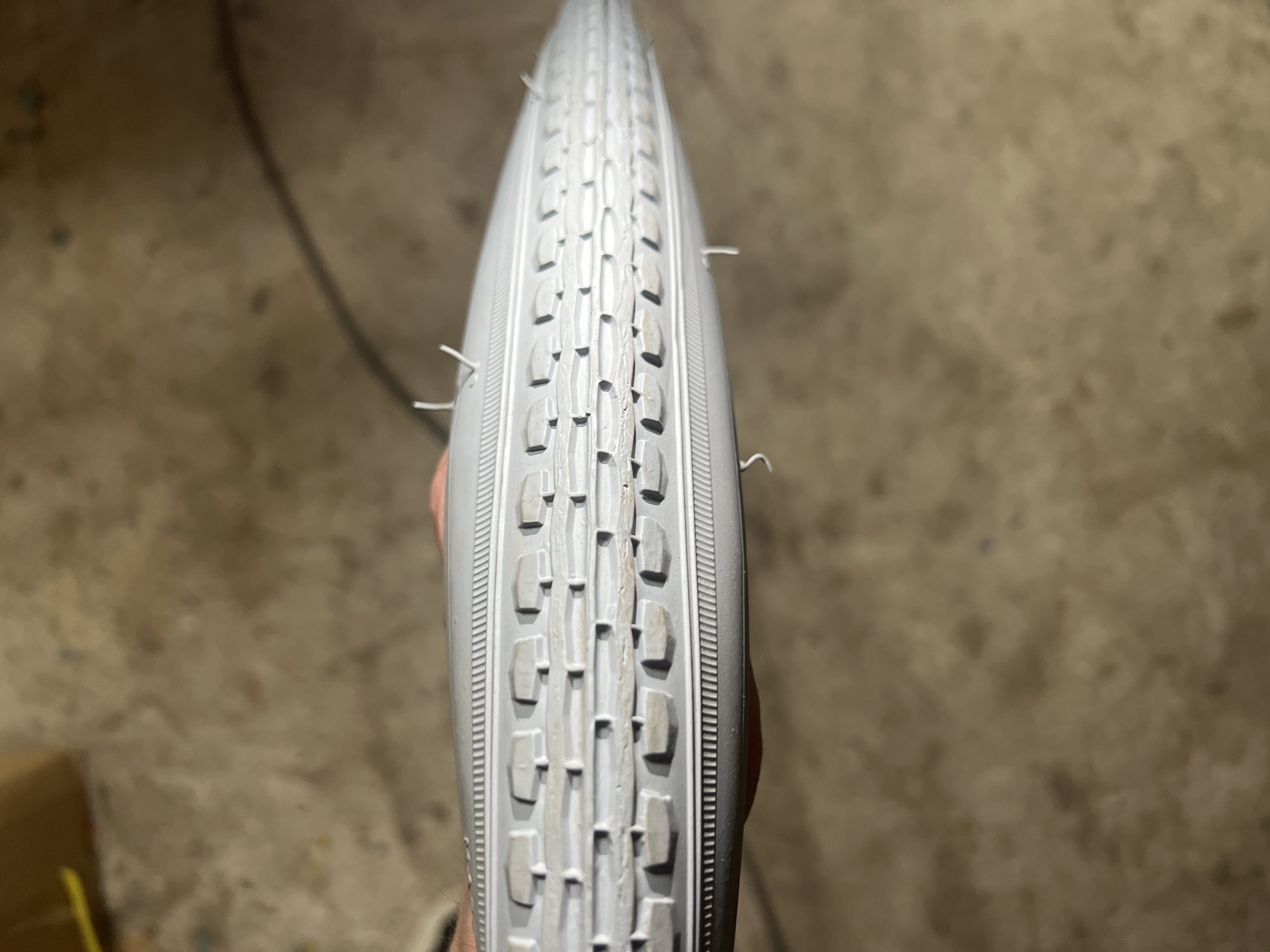 Велосипедная шина 24 * 1 3/8 37-540 D-874 серая Deestone (Таиланд) VERE-2